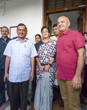 NEW DELHI INDIA SEPTEMBER 26 Eylül 2024 Delhi Başbakanı Atishi ile eski Delhi başbakanı Arvind Kejriwal ve eski başbakan yardımcısı Manish Sisodia, 2 Eylül 'de Delhi Meclisi' nin iki günlük oturumunda Vidhan Sabha 'ya geldiler.