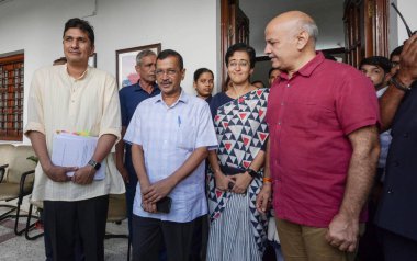 NEW DELHI INDIA SEPTEMBER 26 Eylül 2024 Delhi Başbakanı Atishi ile eski Delhi başbakanı Arvind Kejriwal ve eski başbakan yardımcısı Manish Sisodia, 2 Eylül 'de Delhi Meclisi' nin iki günlük oturumunda Vidhan Sabha 'ya geldiler.