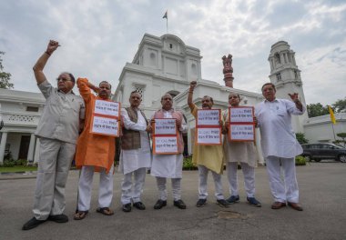 NEW DELHI INDIA, 26 EPTEMBER, 2024 Delhi Muhalefet Lideri Vijender Gupta, BJP MLA 'larla birlikte, AAP hükümetinden Hindistan denetçisi ve denetçisi CAG' ın vergi politikası dolandırıcılığı iddiasıyla ilgili raporunu sunmasını talep eden bir protesto düzenledi.