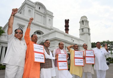 NEW DELHI INDIA SEPTEMBER 26 Eylül 2024 LOP Vijendra Gupta ve BJP MLA 'lar Delhi Hükümeti ve Meclis Başkanı' nin 26 Eylül 2024 'teki Delhi Vidhan Sabha' daki Meclis oturumu sırasında masadaki CAG raporunu protesto ettiler.