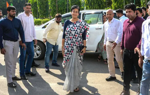 NEW DELHI INDIA SEPTEMBER 26 Eylül 2024 Delhi Genel Sekreteri Atishi, Delhi Meclisi 'nin 26 Eylül 2024 tarihli iki günlük özel oturumuna katılmak üzere Vidhan Sabha' ya geldi. 