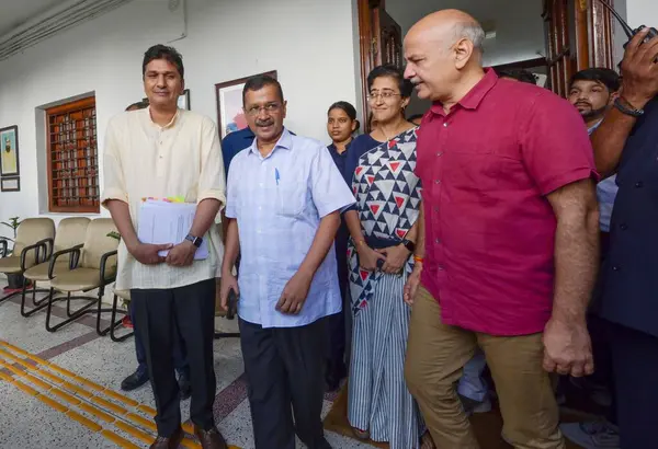 NEW DELHI INDIA SEPTEMBER 26 Eylül 2024 Delhi Başbakanı Atishi ile eski Delhi başbakanı Arvind Kejriwal ve eski başbakan yardımcısı Manish Sisodia, 2 Eylül 'de Delhi Meclisi' nin iki günlük oturumunda Vidhan Sabha 'ya geldiler.