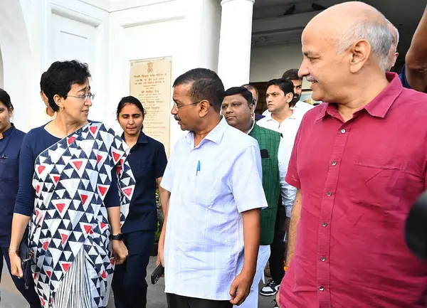 NEW DELHI INDIA SEPTEMBER 26 Eylül 2024 Delhi Genel Sekreteri Atishi eski Delhi Genel Başkanı ve AAP Ulusal Kongre Üyesi Arvind Kejriwal Eski Başbakan Yardımcısı Manish Sisodia, Delhi Meclisi 'nin Se' deki özel toplantısının ilk günü ayrıldıktan sonra