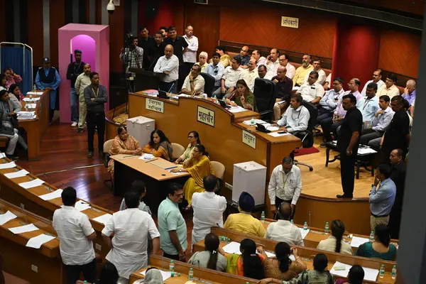 NEW DELHI INDIA SEPTEMBER 26 Eylül 2024 Delhi Belediye Başkanı Shelly Oberoi, Yeni Delhi 'deki MCD merkezinde düzenlenen MCD toplantısı sırasında, 5 Ekim' e kadar Sonu Mehta Hindustan Times şehir merkezinde seçim yapılmadı.