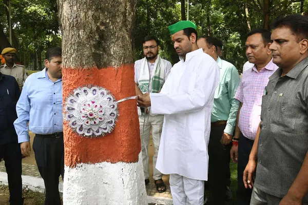 PATNA INDIA 31 AĞUSTOS 31 AĞUSTOS Bihar Bakanı Tej Prarap Yadav, Rakhi 'yi Raksha Bandhan festivali vesilesiyle 31 Ağustos 2023 tarihinde Patna Hindistan' da Santosh Kumar Hindustan Times tarafından çekilmiştir.