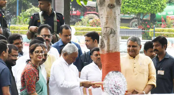 PATNA INDIA AĞUSTOS 31 AĞUSTOS Bihar Genel Sekreteri Nitish Kumar Rakhi 'yi 31 Ağustos 2023' te Eco Park 'ta düzenlenen festival vesilesiyle bir ağaca bağladı.