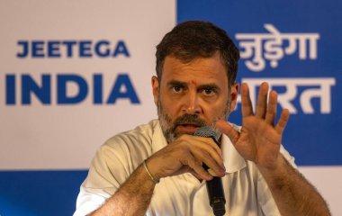 MUMBAI INDIA 31 AĞUSTOS 2023 Kongre Başkanı Rahul Gandhi, 31 Ağustos 2023 'te Mumbai' de düzenlenen muhalefetteki INDIA İttifakı 'nın üçüncü toplantısının oturum aralarında yer alan basın toplantısında sanayici Gautam Adani hakkında bir basın bülteni yayınladı.