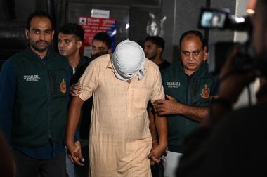 NEW DELHI INDIA 31 AĞUSTOS 2023 Delhi Polis yetkilileri Delhi Metro İstasyonlarını Pro Khalistani sloganlarıyla tahrif ettiği iddiasıyla 31 Ağustos 2023 'te Yeni Delhi' de Khalistan yanlısı olduğu iddia edilen iki kişiyi tutukladı.