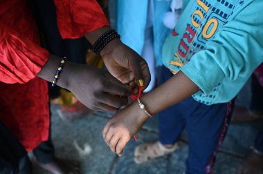 SRINAGAR INDIA 30 AĞUSTOS 2023 Hintli bir kız Rakhi 'yi veya renkli bir grubu, Raksha Bandhan festivali vesilesiyle 30 Ağustos 2023 tarihinde Srinagar Hindistan' da Waseem Andrabi Hindustan Times tarafından çekilmiştir.