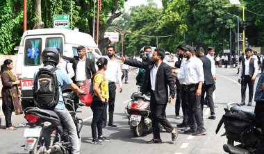 LUCKnow INDIA 30 AĞUSTOS, 2023 Awadh Barosu Avukatları, Hapur olayında polis yönetimine karşı protesto düzenlediler. 30 Ağustos 2023 'te yolu kapattılar ve polis yönetiminin bir heykelini yaktılar. 