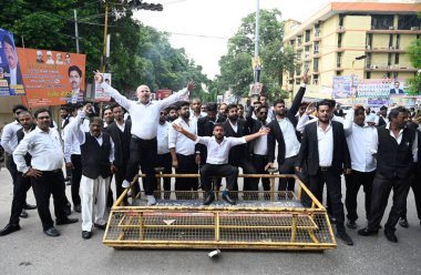 LUCKnow INDIA 30 AĞUSTOS 2023 Awadh Barosu Avukatları, Hapur olayında polis yönetimine karşı protesto düzenlediler. 30 Ağustos 2023 'te yolu kapattılar ve Lucknow' da polis yönetiminin bir heykelini yaktılar.