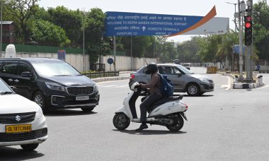 NEW DELHI INDIA 30 AĞUSTOS 2023 1D Havalimanı yakınlarında ters yönde giden bir scootercı 30 Ağustos 2023 Yeni Delhi Hindistan Fotoğrafı: Sanjeev Verma Hindustan Times