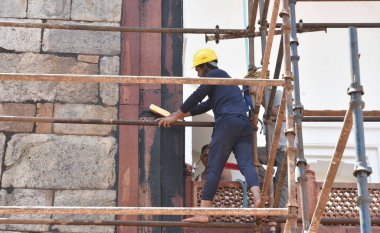 30 Ağustos 2023 'te Hindistan, Yeni Delhi' de yapılacak G20 Zirvesi hazırlıkları öncesinde Humayuns Mezarlığı 'nı temizleyen YENİ INDIA AĞUSTOS 30 2023 ASI çalışanı 