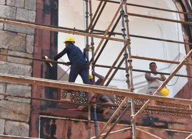 30 Ağustos 2023 'te Hindistan, Yeni Delhi' de yapılacak olan G20 Zirvesi hazırlıkları öncesinde Humayuns Mezarlığı 'na sivrisinek kontrol spreyi püskürten YENİ DELHI INDIA 30 AĞUSTOS 2023 ASI çalışanı