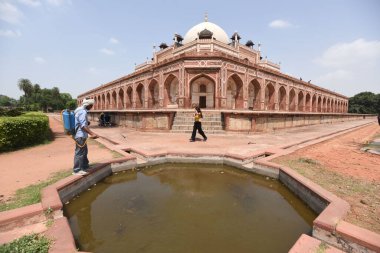 30 Ağustos 2023 'te Hindistan, Yeni Delhi' de yapılacak olan G20 Zirvesi hazırlıkları öncesinde Humayuns Mezarlığı 'na sivrisinek kontrol spreyi püskürten YENİ DELHI INDIA 30 AĞUSTOS 2023 ASI çalışanı 