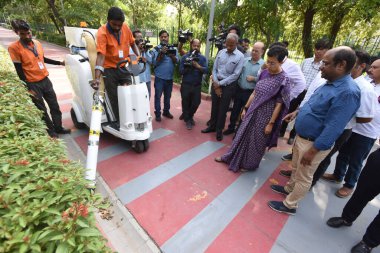 NEW DELHI INDIA 30 AĞUSTOS 30 AĞUSTOS Delhi Eğitim Bakanı Atishi, 30 Ağustos 2023 tarihinde Yeni Delhi Hindistan 'da yapılacak G20 Zirvesi öncesinde Rajghat yakınlarındaki çevre yolunun güzelleştirilmesinin incelenmesi sırasında Sonu Mehta Hindustan Times