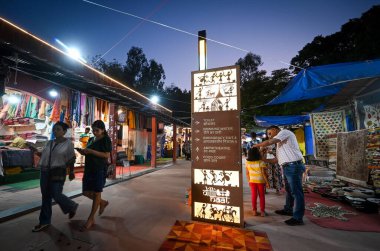 NEW DELHI INDIA 30 AĞUSTOS 2023 Yenilenmiş Delhi Haat Market manzarası 30 Ağustos 2023 tarihinde INA 'da yapılacak G20 Zirvesi öncesinde Yeni Delhi Hindistan' da 9 ve 10 Eylül tarihleri için planlanan G20 Zirvesine hazırlık olarak başkent aktif olarak hazırlanıyor.