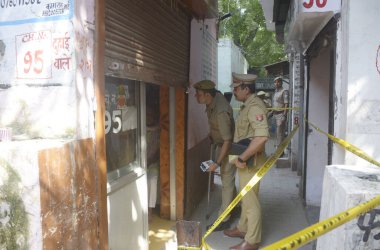 GHAZIABAD INDIA AĞUSTOS 30 AĞUSTOS 2023 Ghaziabad Polisi, 30 Ağustos 2023 tarihinde Tahsil 'deki odasında vurularak öldürülen avukat Manoj Chaudhary cinayetini araştırıyor.