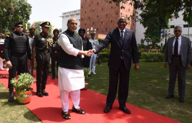NEW DELHI INDIA, 29 AĞUSTOS 2023: Savunma Bakanı Rajnath Singh, 29 Ağustos 2023 tarihinde Yeni Delhi Hindistan 'da düzenlenen Vigyan Bhawan Tri Onur Servisi denetlemesinden önce, Kenya Savunma Bakanlığı Kabine Sekreteri Aden Bare Duale' yi kabul etti.. 