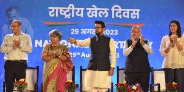 NEW DELHI INDIA 29 AĞUSTOS 2023 Gençlik ve Spor Bakanı Anurag Singh Thakur Spor Bakanı Sujata Chaturvedi Hintli atlet Anju Bobby Georage ve diğer web sitesi Sporcular için Ulusal Spor Günü etkinliği sırasında