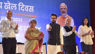 NEW DELHI INDIA 29 AĞUSTOS 2023 Gençlik ve Spor Bakanı Anurag Singh Thakur Spor Bakanı Sujata Chaturvedi Hintli atlet Anju Bobby Georage ve diğer web sitesi Sporcular için Ulusal Spor Günü etkinliği sırasında