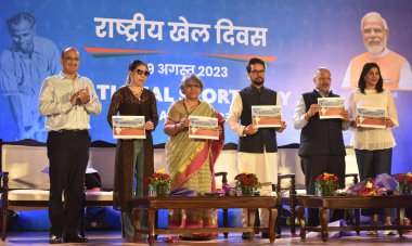 NEW DELHI INDIA 29 AĞUSTOS 2023 Gençlik ve Spor Bakanı Anurag Singh Takur Spor Bakanı Sujata Chaturvedi ve boksör Mary Kom Hintli atlet Anju Bobby Georage, Ulusal Spor Günü etkinliği sırasında bir yayın yayınladı 