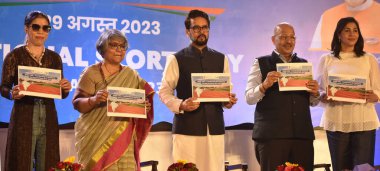 NEW DELHI INDIA 29 AĞUSTOS 2023 Gençlik ve Spor Bakanı Anurag Singh Takur Spor Bakanı Sujata Chaturvedi ve boksör Mary Kom Hintli atlet Anju Bobby Georage, Ulusal Spor Günü etkinliği sırasında bir yayın yayınladı 