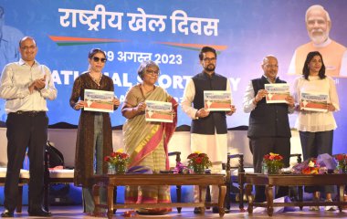 NEW DELHI INDIA 29 AĞUSTOS 2023 Gençlik ve Spor Bakanı Anurag Singh Takur Spor Bakanı Sujata Chaturvedi ve boksör Mary Kom Hintli atlet Anju Bobby Georage, Ulusal Spor Günü etkinliği sırasında bir yayın yayınladı 