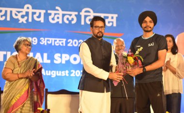 NEW DELHI INDIA 29 AĞUSTOS 2023 Gençlik ve Spor Bakanı Anurag Singh Takur Spor Bakanı Sujata Chaturvedi ve boksör Mary Kom Hintli atlet Anju Bobby Georage Ulusal Spor Günü etkinliği sırasında sporcuları kutladı