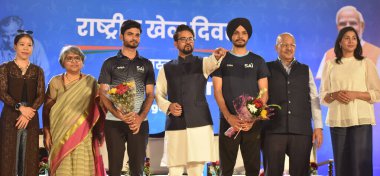 NEW DELHI INDIA 29 AĞUSTOS 2023 Gençlik ve Spor Bakanı Anurag Singh Takur Spor Bakanı Sujata Chaturvedi ve boksör Mary Kom Hintli atlet Anju Bobby Georage Ulusal Spor Günü etkinliği sırasında sporcuları kutladı