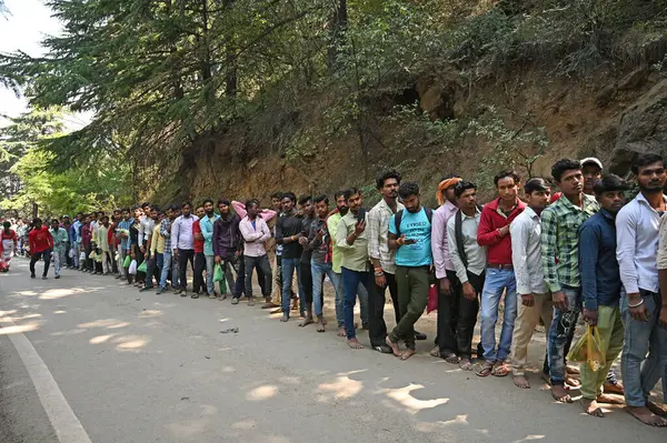 stock image SRINAGAR INDIA AUGUST 30 2023 A long queue of Hindu devotees wait to pay their obeisance at the Shankarachya temple on the occasion of Raksha Bandhan festival on August 30, 2023 in Srinagar, India