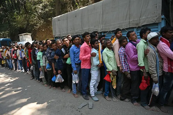 stock image SRINAGAR INDIA AUGUST 30 2023 A long queue of Hindu devotees wait to pay their obeisance at the Shankarachya temple on the occasion of Raksha Bandhan festival on August 30, 2023 in Srinagar, India