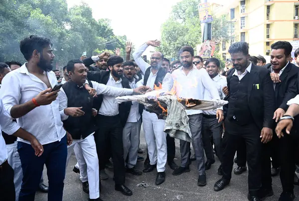 LUCKnow INDIA 30 AĞUSTOS 2023 Awadh Barosu Avukatları, Hapur olayında polis yönetimine karşı protesto düzenlediler. 30 Ağustos 2023 'te yolu kapattılar ve Lucknow' da polis yönetiminin bir heykelini yaktılar.