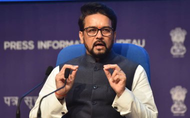 NEW DELHI INDIA 29 AĞUSTOS 2023 Birlik Bakanı Anurag Singh Thakur ve L Murgan, 29 Ağustos 2023 tarihinde Yeni Delhi Ind 'de Ulusal Medya Merkezi' nde Merkez Hükümetin 200 Rs LPG doğalgaz ödülünü azaltma kararı üzerine düzenlediği basın toplantısında bir konuşma yaptı.