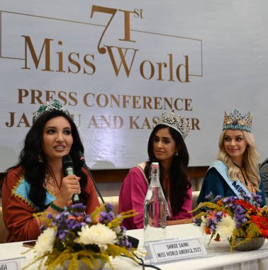 SRINAGAR INDIA AUGust 28 AUGust 2023 Miss World Karolina Bielawska R, Miss World India Sini Shetty C ve Miss World America Shree Saini L ile birlikte Aug 'deki KICC Uluslararası Kashmir Kongre Merkezi' nde basın toplantısına katıldı.