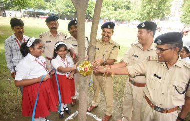 PATNA INDIA AUGust 28 AĞUSTOS 2023 Polis personeli ve öğrenciler Rakhi 'yi 28 Ağustos 2023' te Notre Dame Akademisi 'nde düzenlenen Raksha Bandhan festivali öncesinde ağaca bağladılar.