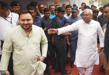 PATNA INDIA AUGust 28 Ağustos 2023 Bihar Genel Sekreteri Nitish Kumar, 28 Ağustos 2023 tarihinde S K Memorial Hall 'da eski Bihar Bakanı Upendra Nath Verma' nın ölüm yıldönümünde basın mensuplarıyla konuşan Başbakan Yardımcısı Tejashwi Yadav ile konuştu.