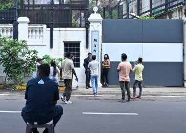 MUMBAI INDIA AĞUSTOS 28 AĞUSTOS 2023 Bollywood Aktörü Shahrukh Khans Mannat Bungalow 'un önünde 28 Ağustos 2023' te Hindistan, Mumbai 'de oturan güvenlik görevlisi 