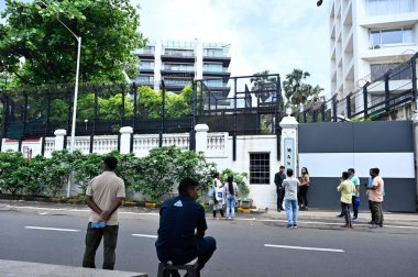 MUMBAI INDIA AĞUSTOS 28 AĞUSTOS 2023 Bollywood Aktörü Shahrukh Khans Mannat Bungalow 'un önünde 28 Ağustos 2023' te Hindistan, Mumbai 'de oturan güvenlik görevlisi 