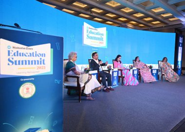 NEW DELHI INDIA 28 AĞUSTOS 28 2023 Soldan Bayan Aditi Misra Müdürü DPS Bölüm 45 Gurugram Dr. Rajesh Hassija MD Indraprastha Okul Moderatörü Dr Aêa Mulla Wattal Eğitim ve Burslar Derneği Başkanı Dr. N