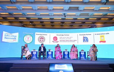 NEW DELHI INDIA 28 AĞUSTOS 28 2023 Soldan Bayan Aditi Misra Müdürü DPS Bölüm 45 Gurugram Dr. Rajesh Hassija MD Indraprastha Okul Moderatörü Dr Aêa Mulla Wattal Eğitim ve Burslar Derneği Başkanı Dr. N