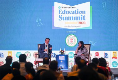 NEW DELHI INDIA AĞUSTOS 28 2023 Yuvraj Malik L Müdürü NBT ve Sarah Zia Rduring Hindustan Zaman Eğitim Zirvesi 2023, 28 Ağustos 2023, Yeni Delhi Hindistan.