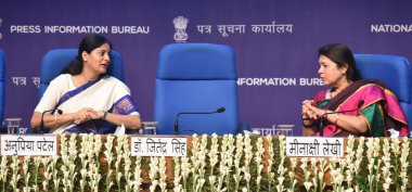 NEW DELHI INDIA AĞUSTOS 28 Ağustos 2023 Union MoSs Meenakashi Lekhi R ve Anupriya Patel L, 28 Ağustos 2023 tarihinde Yeni Delhi Hindistan Fotoğraf Merkezi 'nde Rozgar Mela' da göreve yeni başlayanlara gönderilen mektupların dağıtımı sırasında So