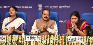 NEW DELHI INDIA AĞUSTOS 28 Ağustos 2023 Union MoS Jitendra Singh Meenakashi Lekhi R ve Anupriya Patel, 28 Ağustos 2023 tarihinde Yeni Delhi Indi Medya Merkezi 'ndeki Rozgar Mela' da yeni işe alınan askerlere atama mektuplarının dağıtımı sırasında