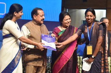 NEW DELHI INDIA AUGust 28 Ağustos 2023 Union MoSs Jitendra Singh Meenakashi Lekhi ve Anupriya Patel L, 28 Ağustos 2023 tarihinde Sonu Meh tarafından Yeni Delhi 'deki Ulusal Medya Merkezi' nde Rozgar Mela 'ya yeni üye olarak atanan kişiye bir atama mektubu dağıttılar.