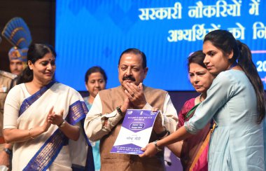 NEW DELHI INDIA AUGust 28 Ağustos 2023 Union MoSs Jitendra Singh Meenakashi Lekhi ve Anupriya Patel L, 28 Ağustos 2023 tarihinde Sonu Meh tarafından Yeni Delhi 'deki Ulusal Medya Merkezi' nde Rozgar Mela 'ya yeni üye olarak atanan kişiye bir atama mektubu dağıttılar.