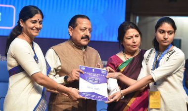 NEW DELHI INDIA AUGust 28 Ağustos 2023 Union MoSs Jitendra Singh Meenakashi Lekhi ve Anupriya Patel L, 28 Ağustos 2023 tarihinde Sonu Meh tarafından Yeni Delhi 'deki Ulusal Medya Merkezi' nde Rozgar Mela 'ya yeni üye olarak atanan kişiye bir atama mektubu dağıttılar.
