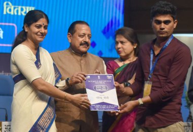 NEW DELHI INDIA AUGust 28 Ağustos 2023 Union MoSs Jitendra Singh Meenakashi Lekhi ve Anupriya Patel L, 28 Ağustos 2023 tarihinde Sonu Meh tarafından Yeni Delhi 'deki Ulusal Medya Merkezi' nde Rozgar Mela 'ya yeni üye olarak atanan kişiye bir atama mektubu dağıttılar.