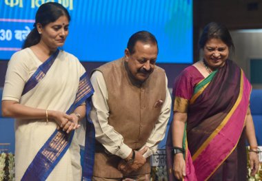 NEW DELHI INDIA AĞUSTOS 28 Ağustos 2023 Union MoS Jitendra Singh Meenakashi Lekhi R ve Anupriya Patel, 28 Ağustos 2023 tarihinde Yeni Delhi Indi Medya Merkezi 'ndeki Rozgar Mela' da yeni işe alınan askerlere atama mektuplarının dağıtımı sırasında