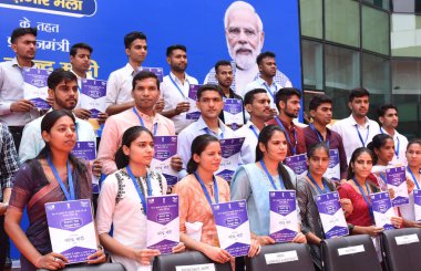 NEW DELHI INDIA AĞUSTOS 28 AĞUSTOS 2023 Yeni kabul edilen askerler, 28 Ağustos 2023 'te Ulusal Medya Merkezi' ndeki Rozgar Mela 'da Sonu Mehdustan Times tarafından çekilen fotoğraf için poz verdiler.